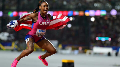 Sha'Carri Richardson, última corredora del 4x100 m americano, celebra en Budapest su segunda medalla de oro en este Campeonato del Mundo.