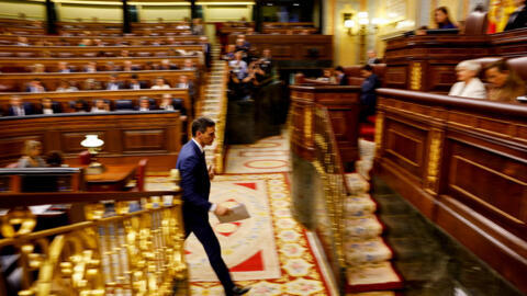 O primeiro-ministro da Espanha, Pedro Sanchez, caminha durante os debates no Parlamento. Os socialistas espanhóis buscam conquistar um novo mandato após um acordo com o partido separatista catalão Junts para apoio do governo, com anistias para pessoas envolvidas na tentativa fracassada de independência da Catalunha em 2017. Em Madrid, Espanha, 16 de novembro de 2023. REUTERS/Susana Vera