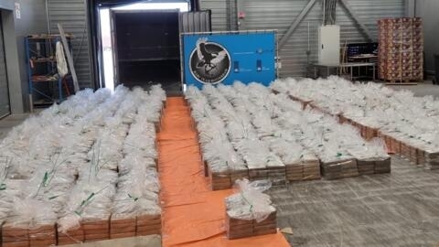 Imagem das autoridades aduaneiras da Holanda mostram as oito toneladas de cocaína apreendidas no porto de Roterdã, em 13 de julho de 2023, graças a uma investigação na Alemanha que interceptou o recorde de 35,5 toneladas de cocaína em uma única operação.