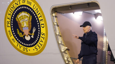 El presidente estadounidense Joe Biden saliendo del Air Force One en Delaware, donde se aislará tras dar positivo por Covid 19, el 17 de julio de 2024.