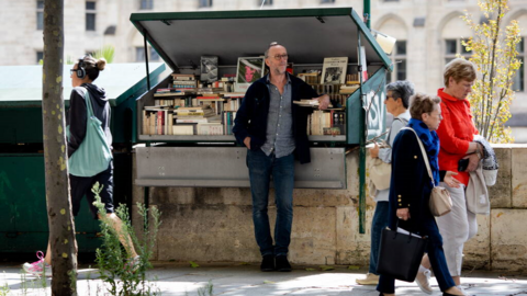 Un kiosque de bouquiniste sur les quais de la Seine vers Châtelet, Paris, le 2 août 2023.