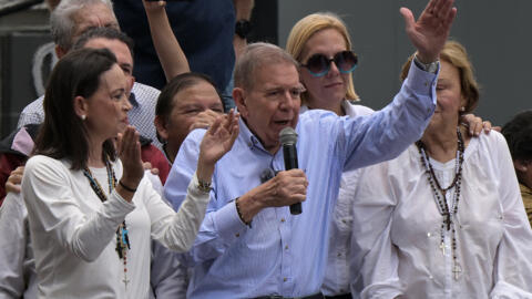 O candidato presidencial da oposição venezuelana, Edmundo Gonzalez Urrutia, e a líder da oposição, Maria Corina Machado, (à esquerda) durante uma manifestação em frente à sede das Nações Unidas em Caracas, em 30 de julho de 2024.