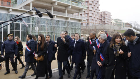 بازدید امانوئل مکرون، رئیس جمهور فرانسه (مرکز) از دهکده المپیک. شمال پاریس / 29 فوریه 2024