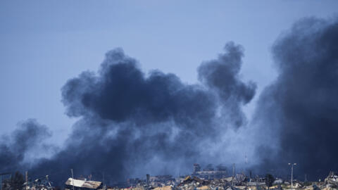 2024年1月30日星期二，以色列轰炸加沙地带后升起的浓烟。
