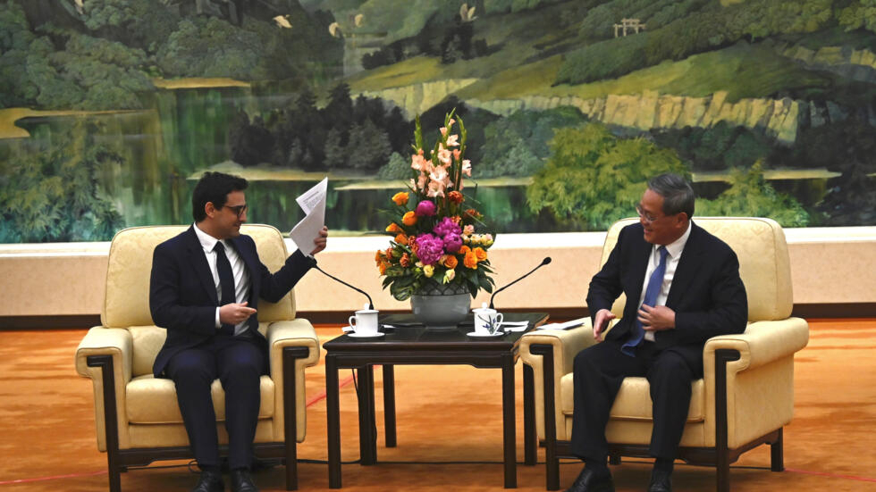 2024 年 4 月 1 日，星期一，北京人民大会堂，法国外长斯特凡-塞茹尔内（Stephane Sejourne）（左）与中国国务院总理李强会谈。