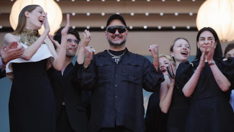 O diretor russo dissidente Kirill Serebrennikov (no centro da imagem) pouco antes da projeção oficial do filme “Limonov”, na competição principal do Festival de Cannes;