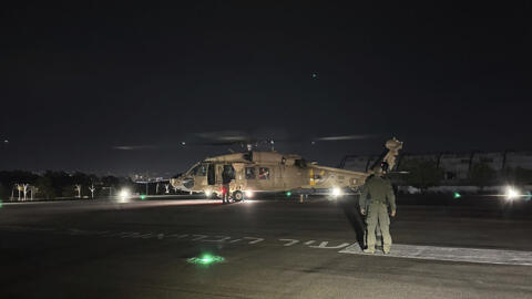 Un hélicoptère de l'armée israélienne arive au centre médical Sheba de Ramat Gan avec à son bord les deux otages libérés à Rafah ce lundi 12 février.