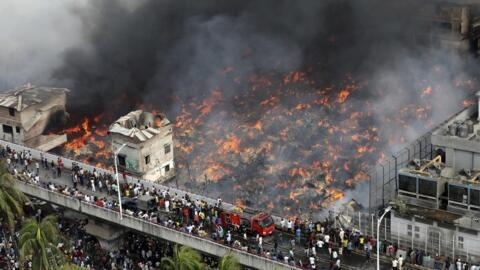 Un incendie gigantesque a ravagé un important marché de vêtements à Dacca, au Bangladesh, le 4 avril 2023.