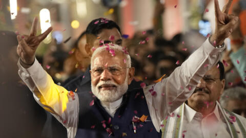 El primer ministro Narendra Modi saluda a sus seguidores a su llegada a la sede del Partido Bharatiya Janata (BJP) en Nueva Delhi, India, el martes 4 de junio de 2024. (AP Photo/Manish Swarup)