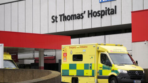 (Foto de archivo) Una ambulancia espera fuera del Hospital St Thomas en Londres, el lunes 20 de diciembre de 2021.