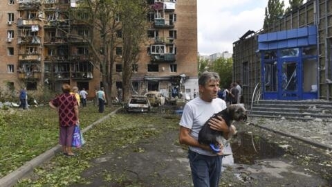 Moradores deixam prédio atingido por ataque em Kursk (imagem de 11 de agosto de 2024).