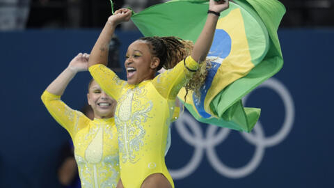 A ginasta brasileira Rebeca Andrade comemora a medalha de prata conquistada em Paris.