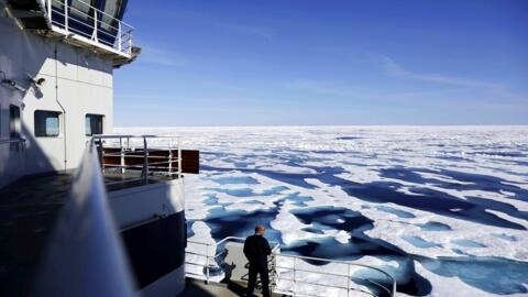 資料圖片，加拿大海岸警衛隊官員眺望加拿大北極群島西北航道。攝於2017年7月22日