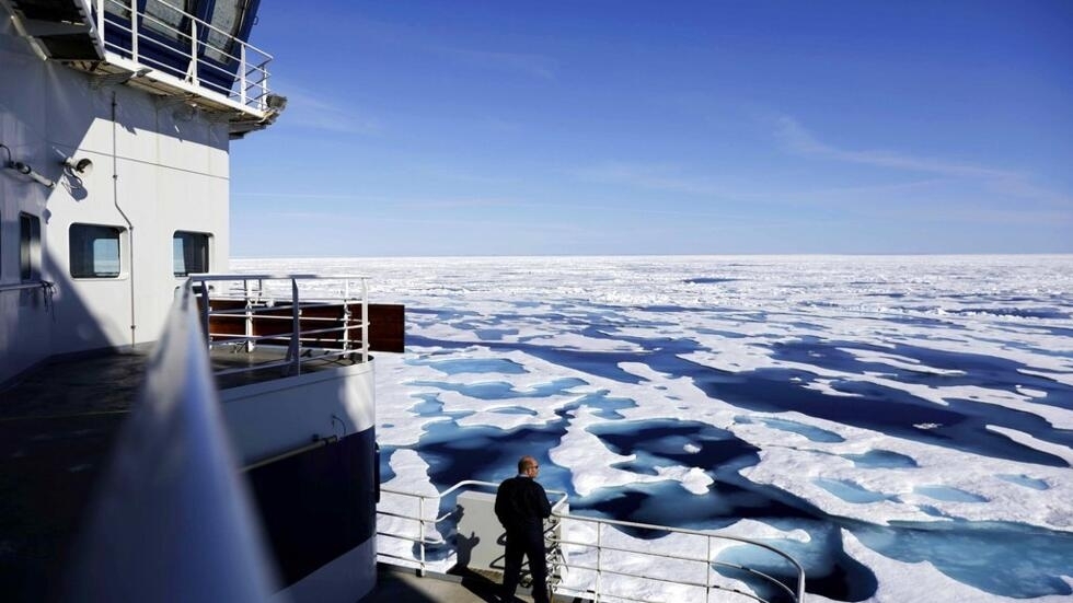 资料图片，加拿大海岸警卫队官员眺望加拿大北极群岛西北航道。摄于2017年7月22日