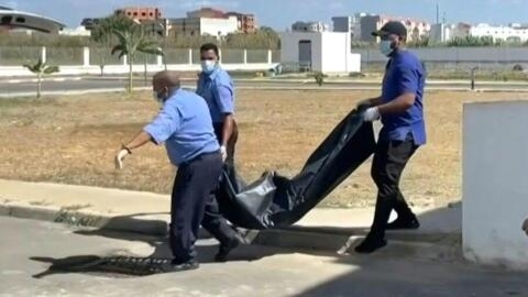 Des responsables du ministère marocain de la Santé transportent le corps d’une victime décédée après avoir consommé de l'alcool toxique à Ksar El Kebir, dans le nord du Maroc en 2022. (Image d'illustration)