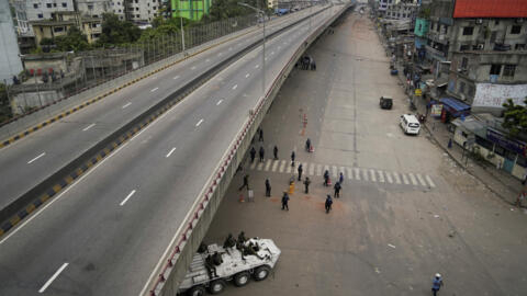 Des membres de l'armée et de la police bangladaises lors d'un couvre-feu imposé à la suite de manifestations. Dacca, le 20 juillet 2024.