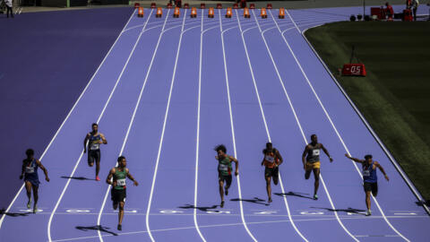 2024年6月25日星期二，運動員在巴黎郊外聖丹尼斯的法蘭西體育場綵排期間在跑道上奔跑。