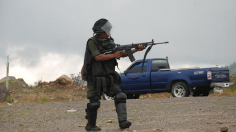 Un soldado es visto durante un enfrentamiento con manifestantes tras el desalojo de una protesta en el lugar conocido como la Cumbre de Alaska, entre los departamentos guatemaltecos de Totonicapán y Sololá (oeste), el 4 de octubre de 2012.