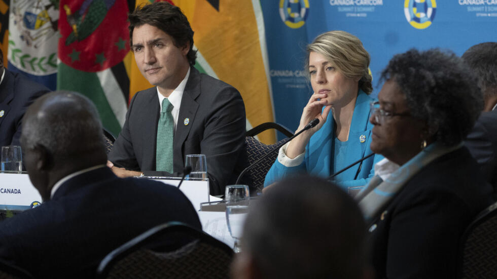 Thủ tướng Canada Justin Trudeau và ngoại trưởng Mélanie Joly, tại Ottawa, Canada, ngày 18/10/2023.  