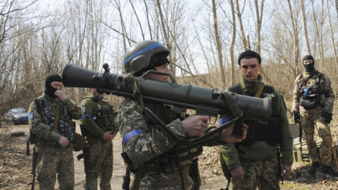 Ảnh minh họa : Binh sĩ Ukraina tập huấn sử dụng hệ thống pháo rốc-kết Carl Gustaf M4 của Thụy Điển, ngày 07/04/2022.
