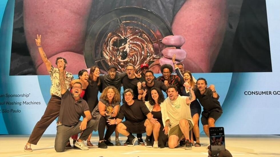 Os Acadêmicos do Salgueiro, representado por Igor Ricardo (de boné vermelho ao fundo), em parceria com um time de publicitários da agência DM9, conquistaram três Leões de Bronze no Cannes Lion 2024 pelo case "Hutukara".