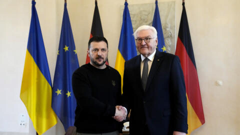 2024 年 2 月 16 日，柏林：乌克兰总统沃洛德梅尔-泽连斯基（Volodymyr Zelensky）与德国总统弗兰克-瓦尔特-施泰因迈尔（Frank-Walter Steinmeier）身旁。两国刚刚签署了一项安全协议，增强了德国对乌克兰的军事援助。