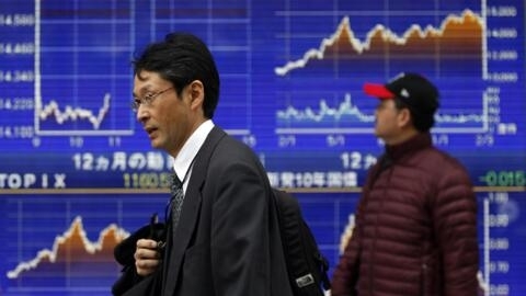 A la fermeture de la bourse de Tokyo, le Nikkei a chuté de 2,9%, une baisse suivie par les bourses de Shanghai, Paris, Francfort et Milan, lundi 29 juin, à la veille de l'échéance du remboursement d'u