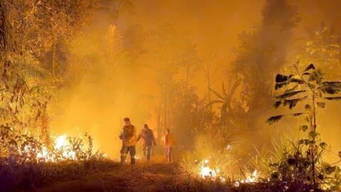 Voluntários e bombeiros combatem incêndios que ficaram fora de controle durante a queima de florestas e pastagens para fins agrícolas em Rurrunabaque, no departamento de Beni, Bolívia, em 16 de novembro de 2023.