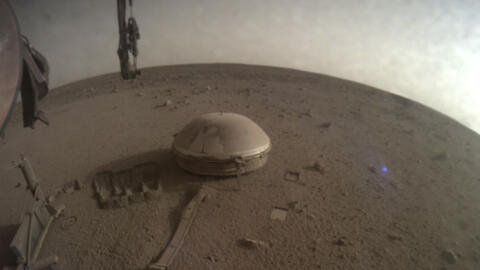 美国宇航局  2022 年 12 月 19 日发布的照片，显示着陆在火星上的洞察号探测器。 