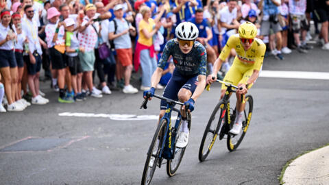Le Danois Jonas Vingegaard (en bleu) avec le Slovène Tadej Pogacar lors de la 11e étaoe du Tour de France 2024. 