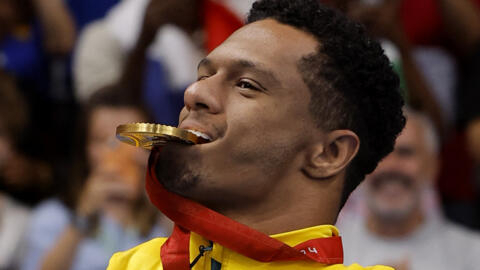 Nadador Gabrielzinho celebra primeiro medalha de ouro do Brasil nos Jogos Paralímpicos de Paris.