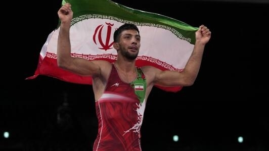 Le lutteur iranien Mohammad Reza Geraei fêtant sa victoire en finale des moins de 67 kilos aux Jeux olympiques de Tokyo, le 4 août 2021.