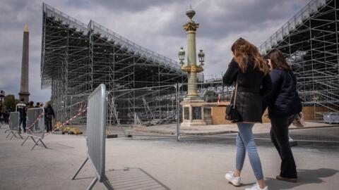 Pessoas caminham entre as arquibancadas do Parque Urbano da praça da Concórdia, local dos próximos Jogos Olímpicos de Paris 2024, junto ao obelisco de Luxor. Em 26 de abril de 2024, no centro de Paris.