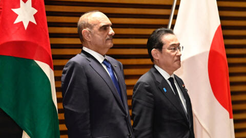 2024年2月16日，日本东京，约旦首相比舍尔·哈苏奈（Bisher al-Khasawneh）和日本首相岸田文雄（Fumio Kishida）在日本首相办公室出席日本-约旦双边会谈前的欢迎仪式。
