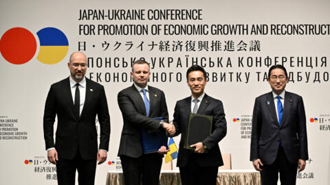 2024年2月19日，日本首相安田文雄在东京与乌克兰总理杰尼斯-什米加尔就东京“日本·乌克兰经济复兴推进会议”交换合作文件。