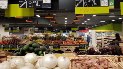 Redes de supermercados ampliaram gama de produtos orgânicos nos últimos anos e agora são obrigadas a rever estratégia. 