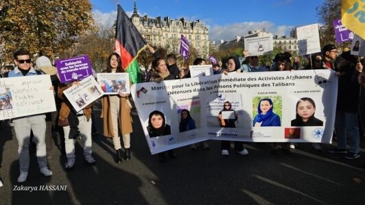 افغانستانی‌های مقیم فرانسه درجریان راهپیمایی بزرگ پاریس که به مناسبت روز جهانی محو خشونت علیه زنان برگزار شده بود. 25 نوامبر 2023