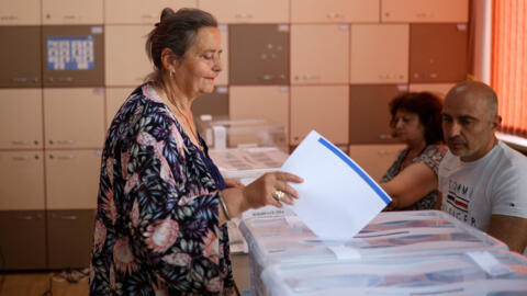 Dans un bureau de vote de Sofia. Les bulgares votaient pour les élections européennes, mais aussi pour les élections législatives, le 9 juin 2024.