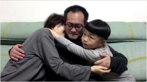 中国维权律师王全章获释后再见妻儿2020年4月