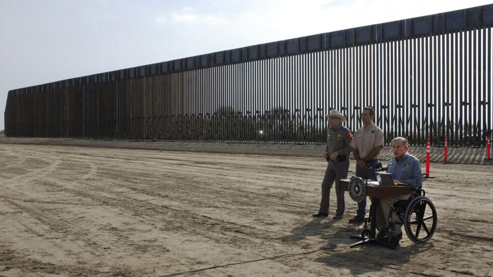 O governador do Texas, Greg Abbott, anuncia a construção de um novo muro na fronteira com o México.