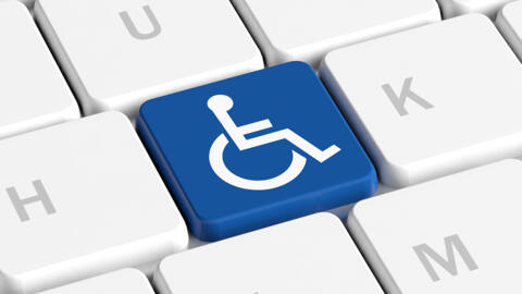 电脑键盘上有轮椅标志的蓝键按钮。