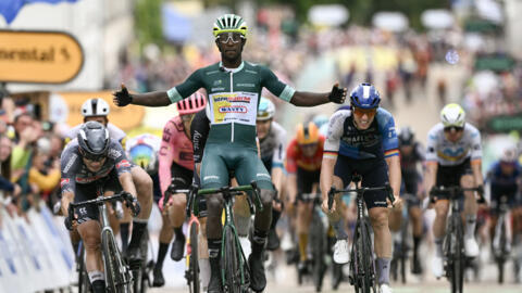 Intermarche - Le coureur érythréen de l'équipe Wanty, Biniam Girmay, portant le maillot vert du sprinteur (C), passe la ligne d'arrivée pour remporter la 8e étape de la 111e édition du Tour de France cycliste, 183,5 km entre Semur-en-Auxois et Colombey-les-deux-Eglises, le 6 juillet 2024.