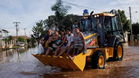 Moradores de Eldorado do Sul (RS) sendo resgatados em 7/5/24.