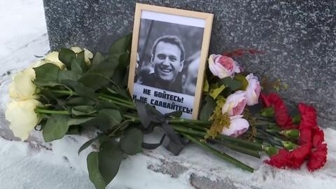 Портрет Алексея Навального и цветы, возложенные его матерью Людмилой Навальной, у памятника жертвам политических репрессий в Салехарде. 20 февраля 2024 года.