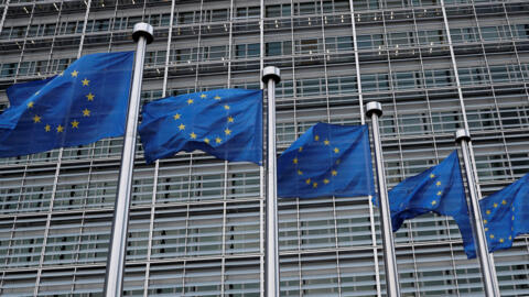 Les drapeaux de l’UE flottent au siège de la Commission européenne à Bruxelles.