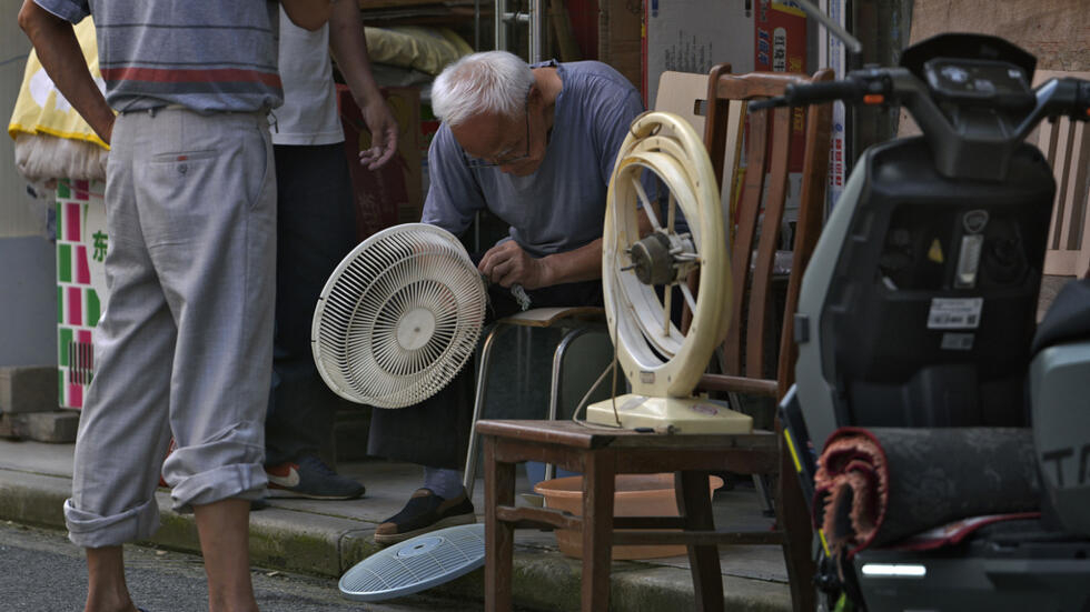 中国上海街头修理电风扇的老人2024 年 7 月 3 日星期三。
