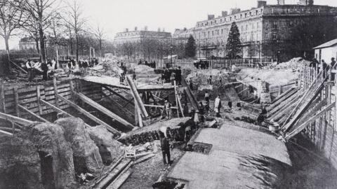 Construction du métro, place de l’Étoile, vers l’avenue Friedland, dans le VIIIe arrondissement de Paris. Circa 1900.