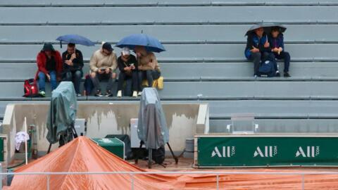 Chuva atrapalha a programação de duplas do torneio de Roland-Garros. As quadras externas do complexo esportivo foram cobertas por lonas. Em Paris, em 29 de maio de 2024.