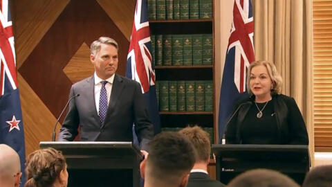 2 月 1 日，澳大利亚副总理兼国防部长马尔斯（左）和新西兰国防部长朱迪思·柯林斯在墨尔本出席新闻发布会。
