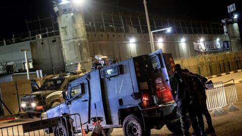 Un véhicule de l'armée israélienne est vu à l'extérieur de la prison militaire d'Ofer située entre Ramallah et Beitunia, en Cisjordanie occupée, le 30 novembre 2023, lors de la libération de prisonniers palestiniens en échange d'otages détenus par le Hamas à Gaza depuis les attaques du 7 octobre.